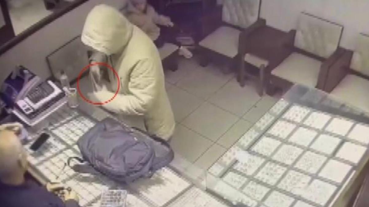 Oyuncak silahla kuyumcu soymaya çalıştı, daha ilk hamlede korkup kaçtı
