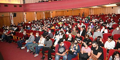 ADANALI SANATSEVERLERDEN KADIN İSTASYONU’NA TAM NOT