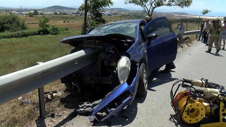 Tuzla’da otomobil bariyerlere saplandı